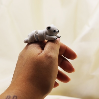 Miniatura de urso polar articulado em tons de branco e cinzento