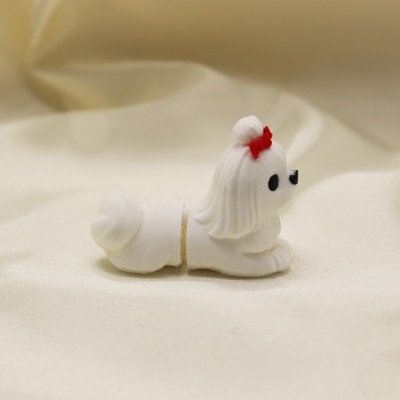 Figura de cachorrinho branco em plástico com laço vermelho em fundo bege