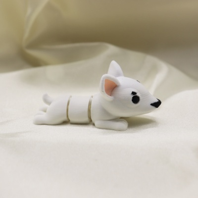 Miniatura de cão branco com articulações móveis sobre tecido bege