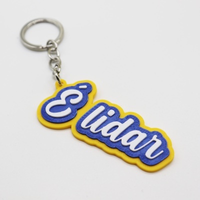 Porta-chaves com pendente em azul e amarelo com palavra Calimari