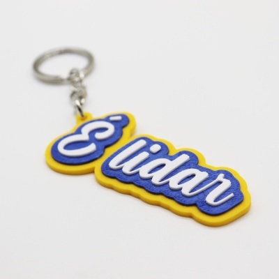 Porta-chaves azul e amarelo com letras brancas e argola metálica