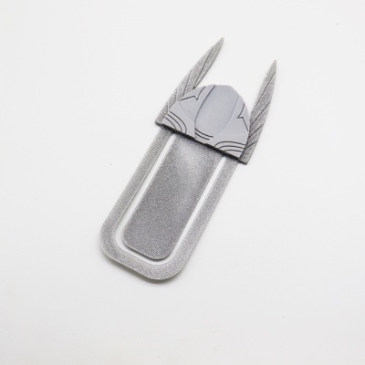 Clips de papel prateado com decoração cinza claro