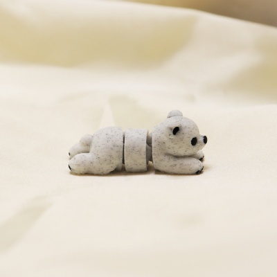 Boneco de urso polar articulado branco com manchas pretas
