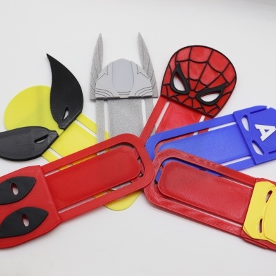 Suportes de plástico coloridos com design de super-heróis