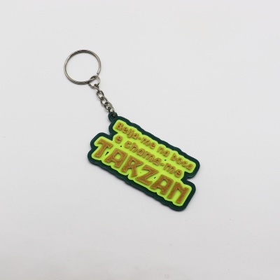 Porta-chaves verde com texto amarelo e dourado Beija-me na boca e chama-me TARZAN