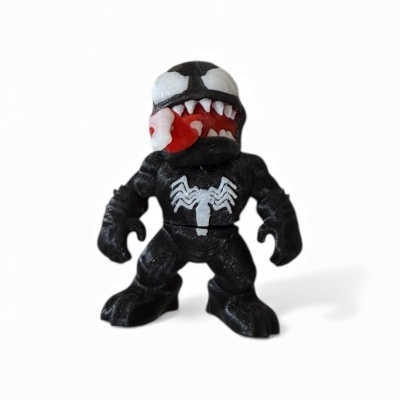 Figura de ação Venom preto com detalhes em branco e vermelho
