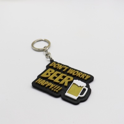 Porta-chaves com texto e imagem de cerveja em relevo sobre fundo preto