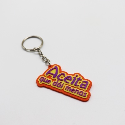 Porta-chaves de borracha laranja com texto em amarelo e roxo Aceita que doi menos em fundo branco