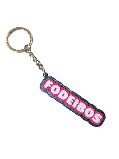Porta-chaves com etiqueta colorida e texto FODEIBOS