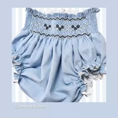Cueca para bebé azul claro com bordado decorativo e elásticos nas pernas e cintura