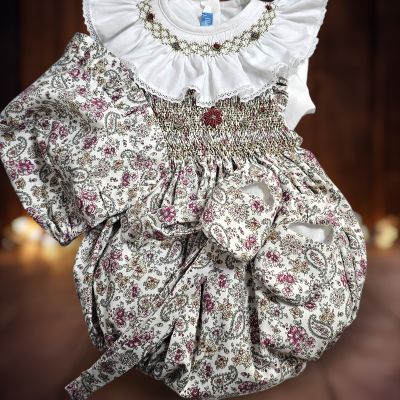 Conjunto de bebé com body branco bordado, vestido e sapatinhos florais vinho e bege.
