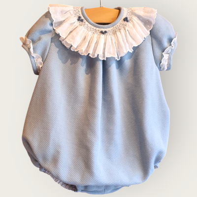 Macacão de bebé azul claro com gola branca e folhos