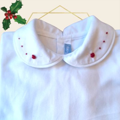 Blusa branca com gola redonda e bordados vermelhos