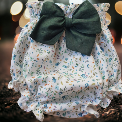 Fralda reutilizável para bebé com padrão floral e laço verde