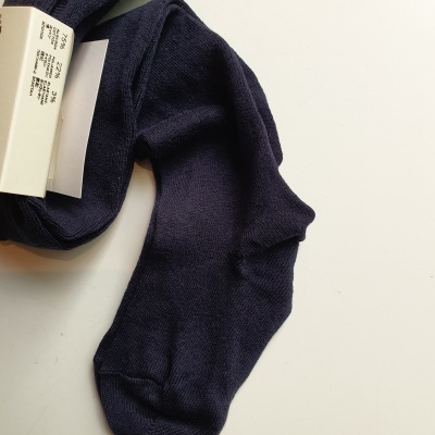 meias azul escuro com embalagem de papel branca