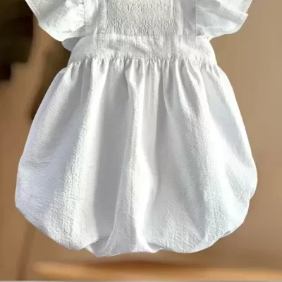 Vestido branco de bebê com mangas bufantes e detalhe franzido