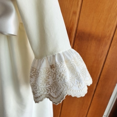 Manga de vestido branco com punho em renda bordada bege