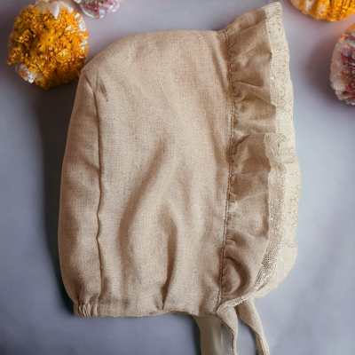 Boné ou touca bege em tecido de linho com bainha franzida bordada