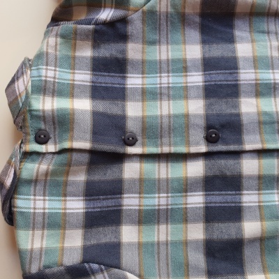 Camisa xadrez azul, branco e verde com botões pretos, tecido algodão