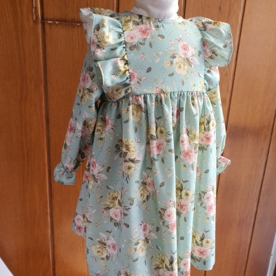 Vestido infantil azul-pálido com padrão floral e folhos
