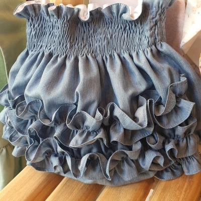 Top azul claro com folhos e franzidos