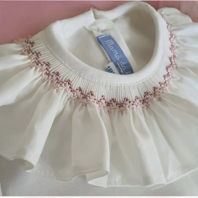 Gola branca com costura rosa e etiqueta azul