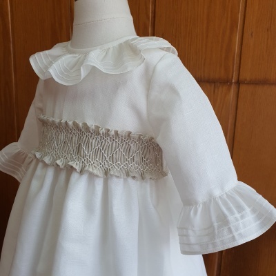 Vestido branco de bebê com gola e mangas com folhos e faixa bordada bege