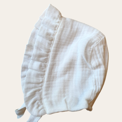 touca branca de bebé com folhos e cordões