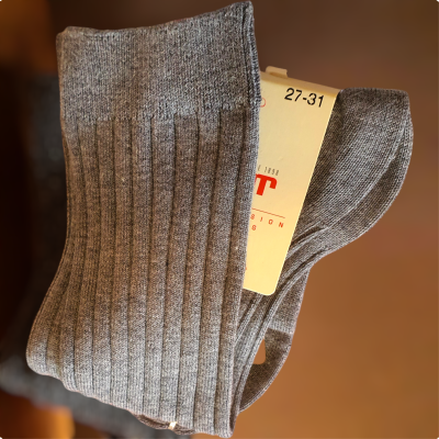 meias cinza com padrão de riscas verticais e etiqueta