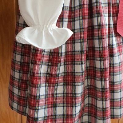Vestido infantil branco com saia xadrez vermelha azul e preta