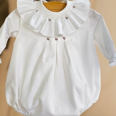Body de bebé branco com gola rodada e bordados pequenos