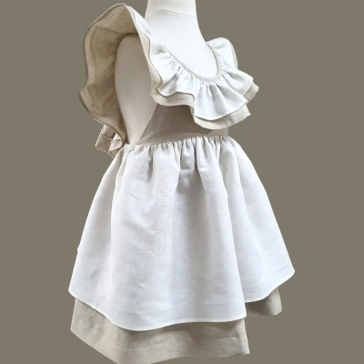 Vestido infantil bege e branco com folho no decote e alças largas
