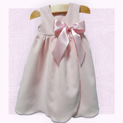 Vestido de bebé rosa claro com laço e bainha bordada