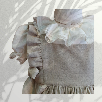 Vestido de criança cinzento com gola branca com renda e babados