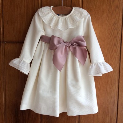 Vestido infantil branco com laço rosa velho e folhos transparentes