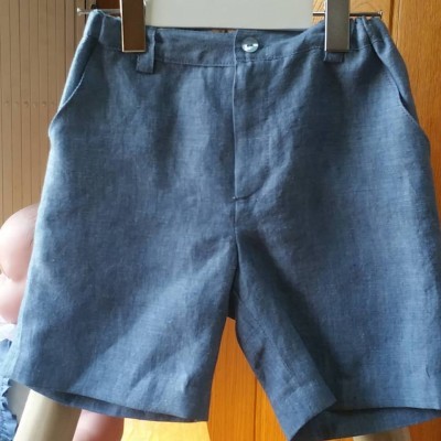 Calções azuis escuros pendurados em cabide com pregadores