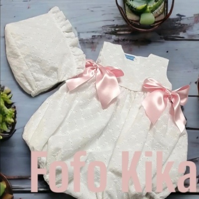 Conjunto branco de bebé com laços rosa e chapéu