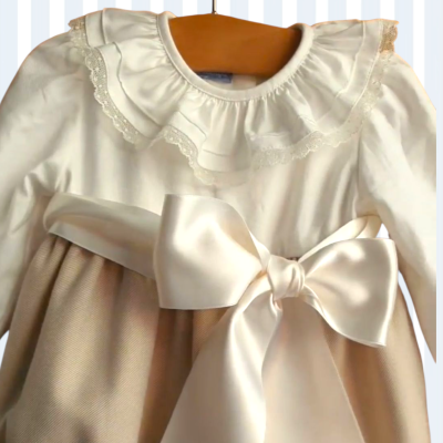 Vestido infantil branco com gola rendada e laço de cetim