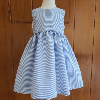 Vestido de criança azul claro com riscas brancas finas horizontais, sem mangas