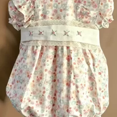 Macacão de bebé com padrão floral e folhos nos ombros