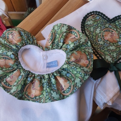 Roupa de bebé com gola estampada de veados e folhagem verde e castanha