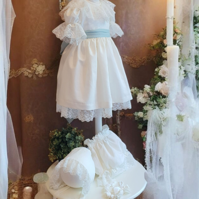 Vestido infantil branco com renda e cinto azul claro, roupa de banho branca com renda, decorado com flores e vela