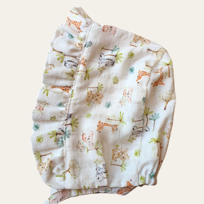 Touca para bebé com padrão de animais suaves e folho na borda