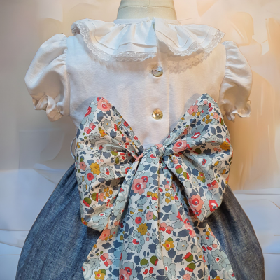 Vestido infantil branco e azul com laço floral colorido nas costas