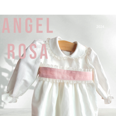 Vestido de bebé branco com copa rosa, manga comprida e gola com renda pendurado