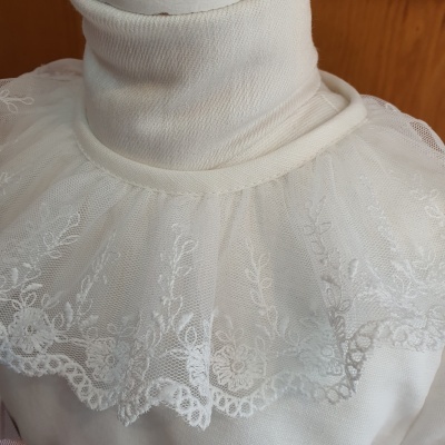 Colarinho de renda branca floral sobre gola branca de malha
