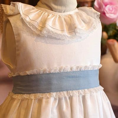 Vestido branco de bebé com gola de folhos e faixa azul