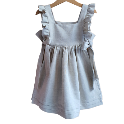 Vestido cinza claro para criança com folhos e amarrações