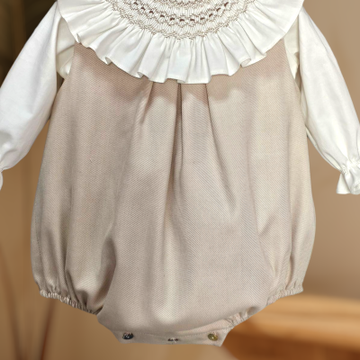 Macacão de bebé bege com gola branca de folhos e ponto smock