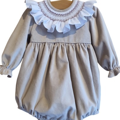 Macacão para bebé cinza claro com gola azul claro com babado e bordado roxo